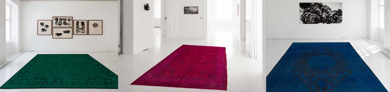 Showroom mit farbigen Orientteppichen in Grün, Magenta und Blau